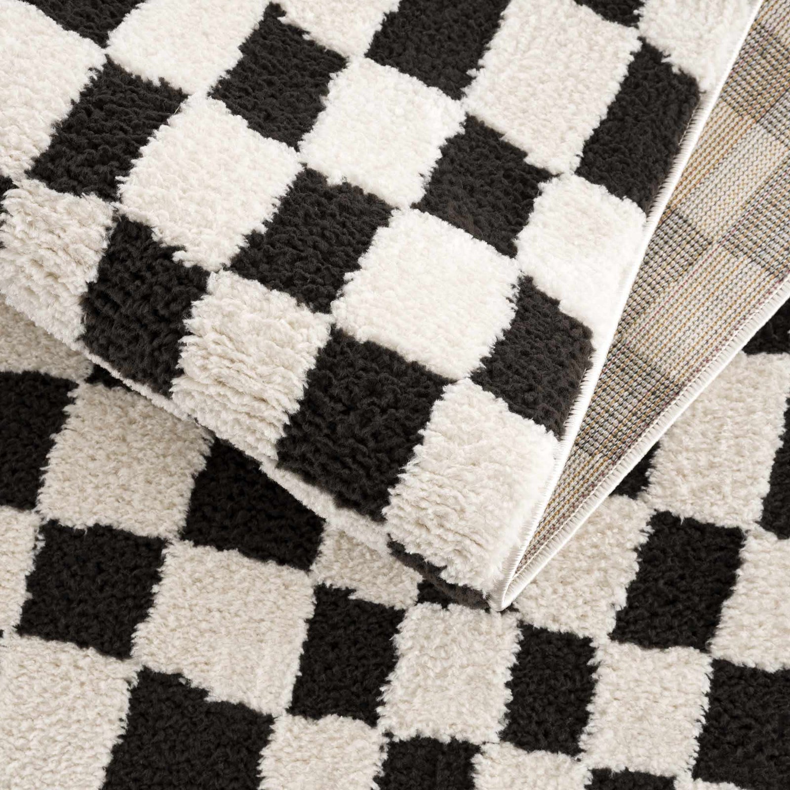 Alfombra de cuadros blancos y negros de Lajos