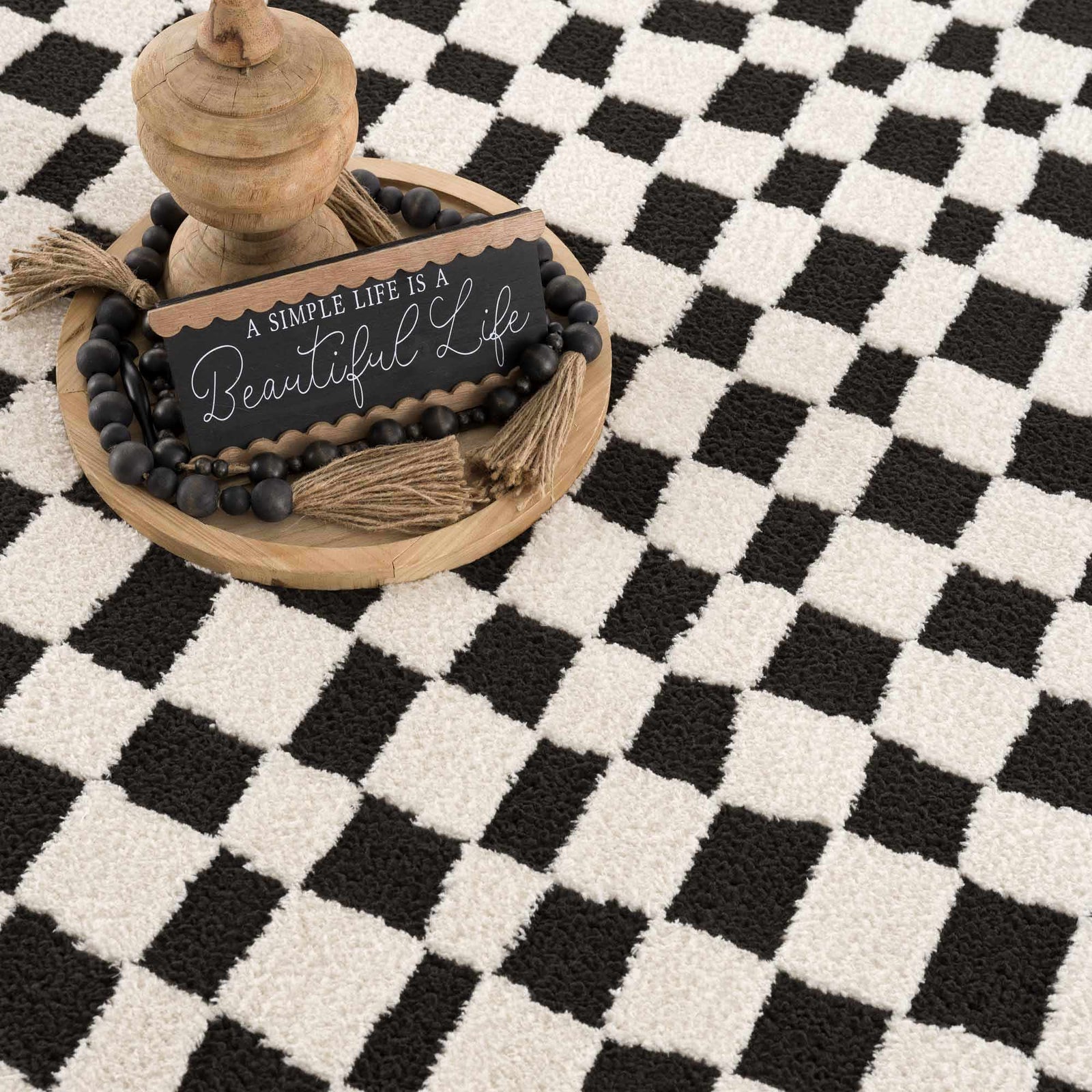Alfombra de cuadros blancos y negros de Lajos