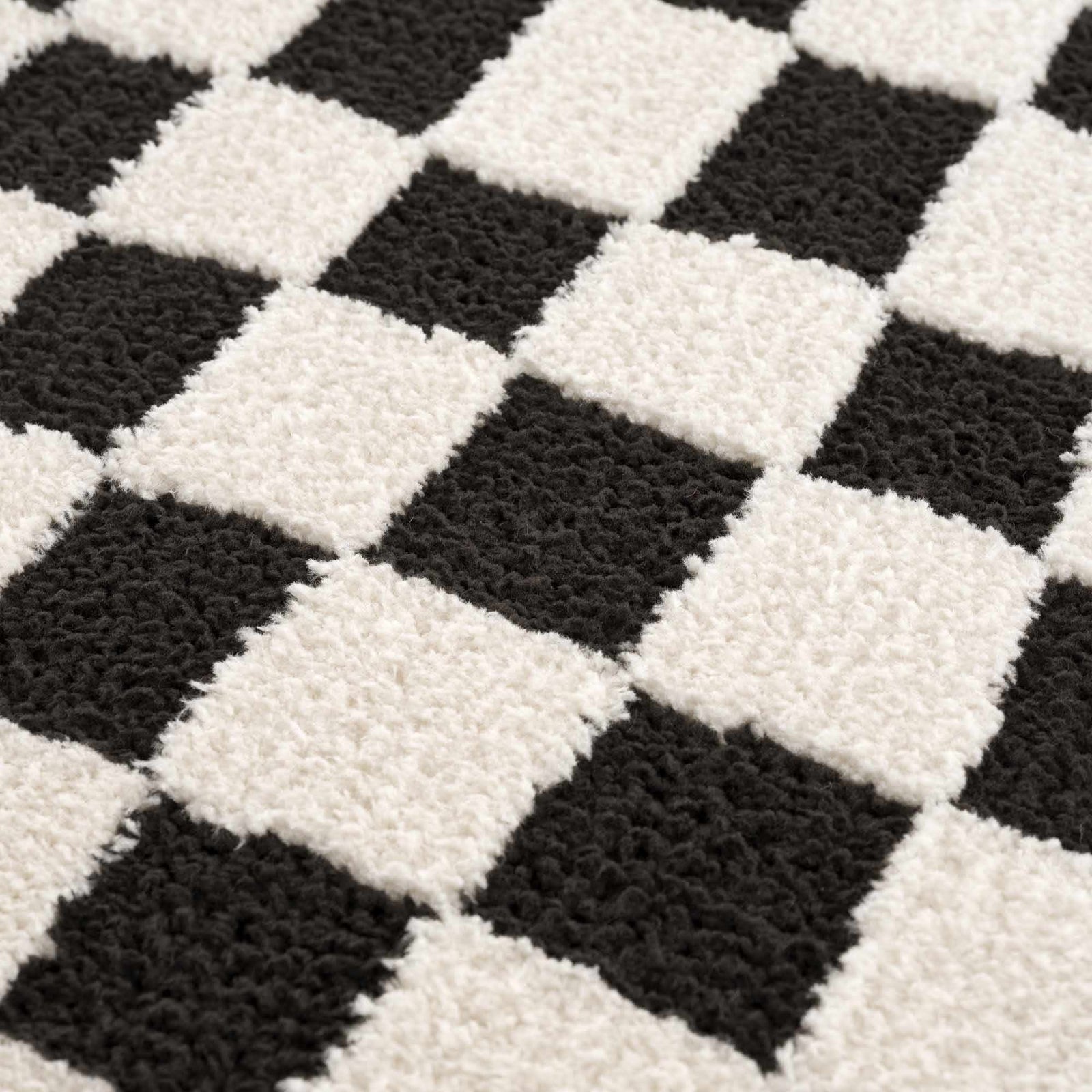 Alfombra de cuadros blancos y negros de Lajos