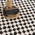 Alfombra de cuadros blancos y negros Leryn