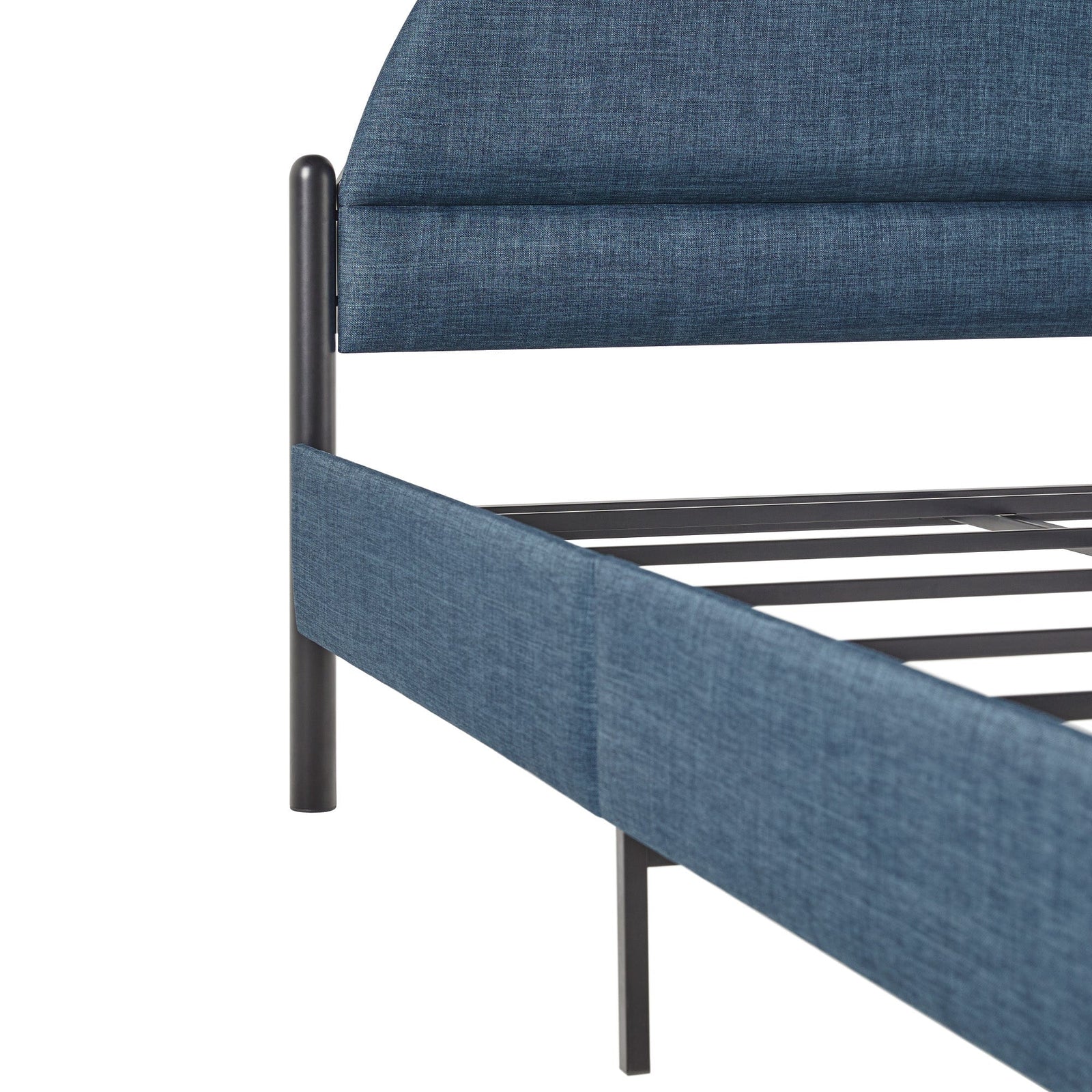 Cama Queen de metal y tapizada con cabecero arqueado Gastonia