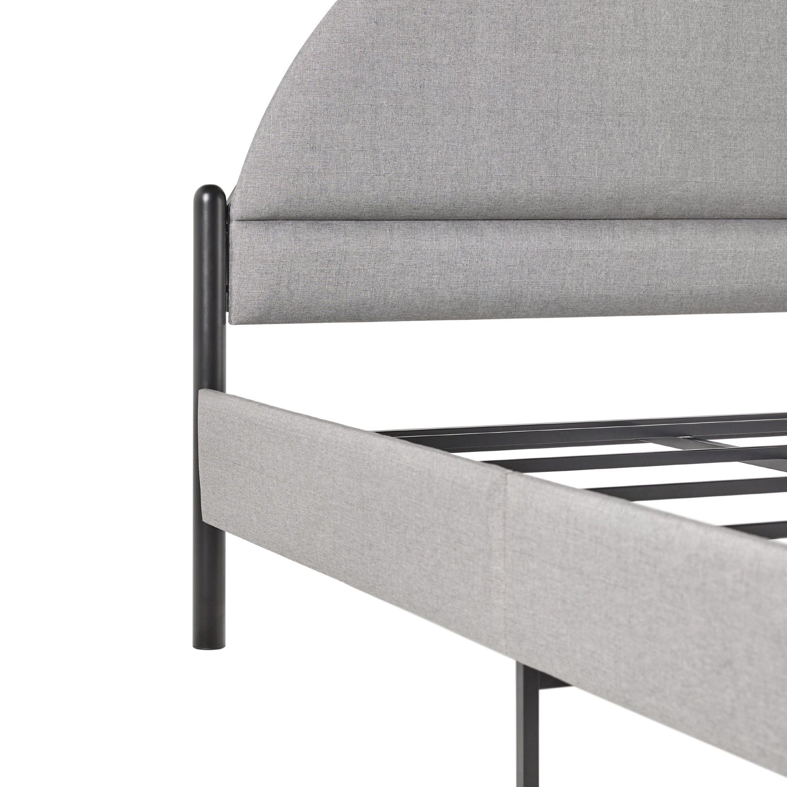 Cama Queen de metal y tapizada con cabecero arqueado Gastonia