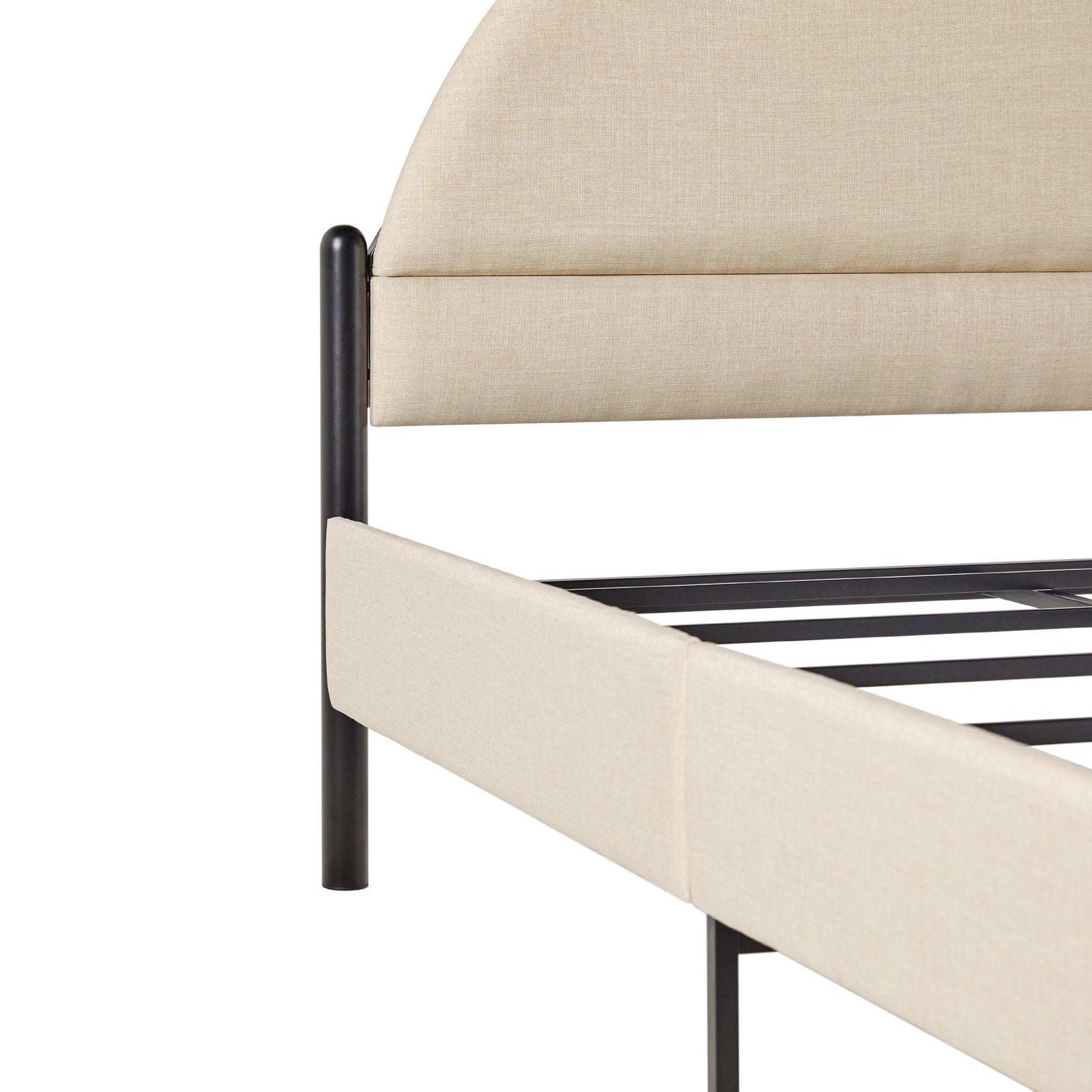 Cama Queen de metal y tapizada con cabecero arqueado Gastonia