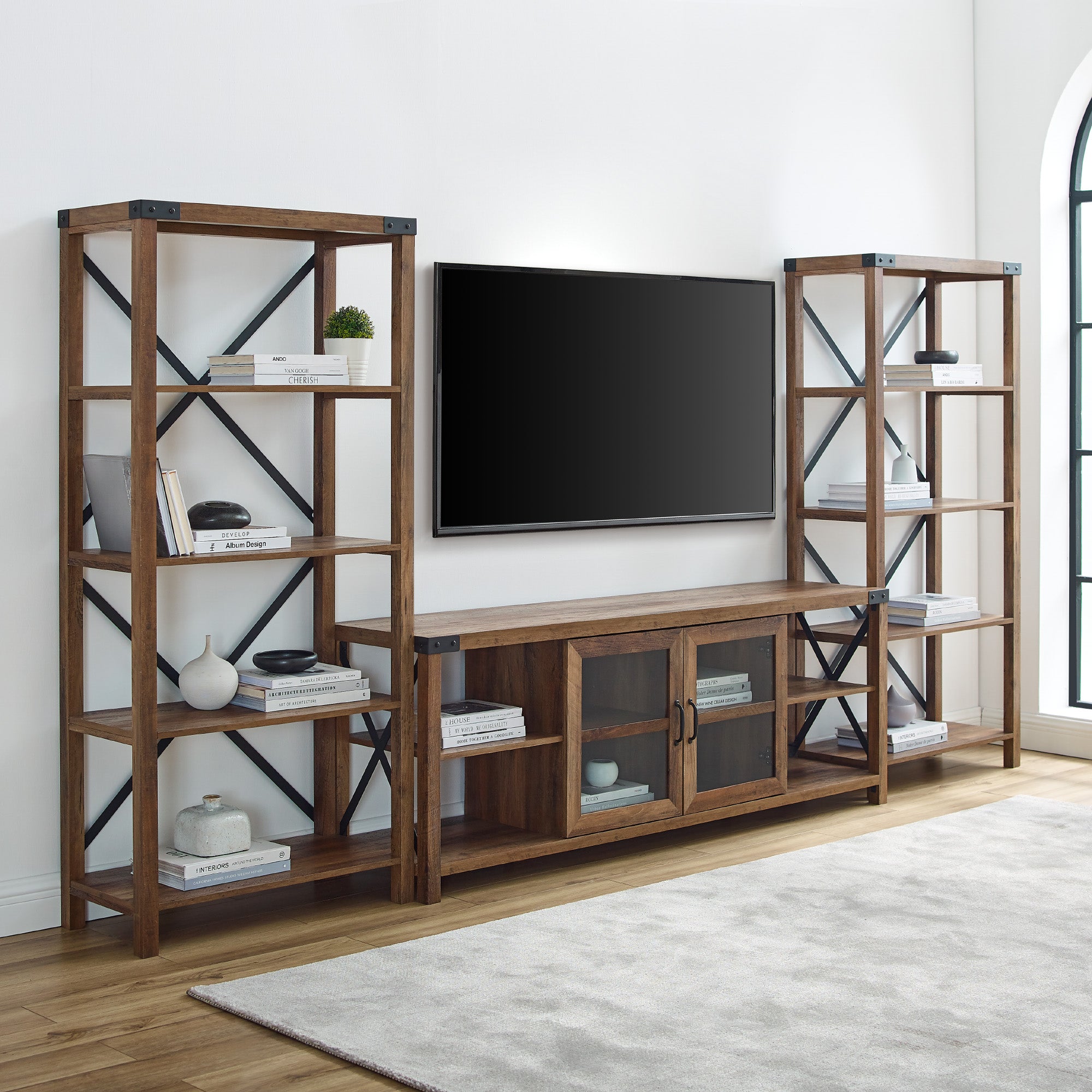 Consola de TV con puerta de vidrio de 70" y pared con acento de metal en forma de X