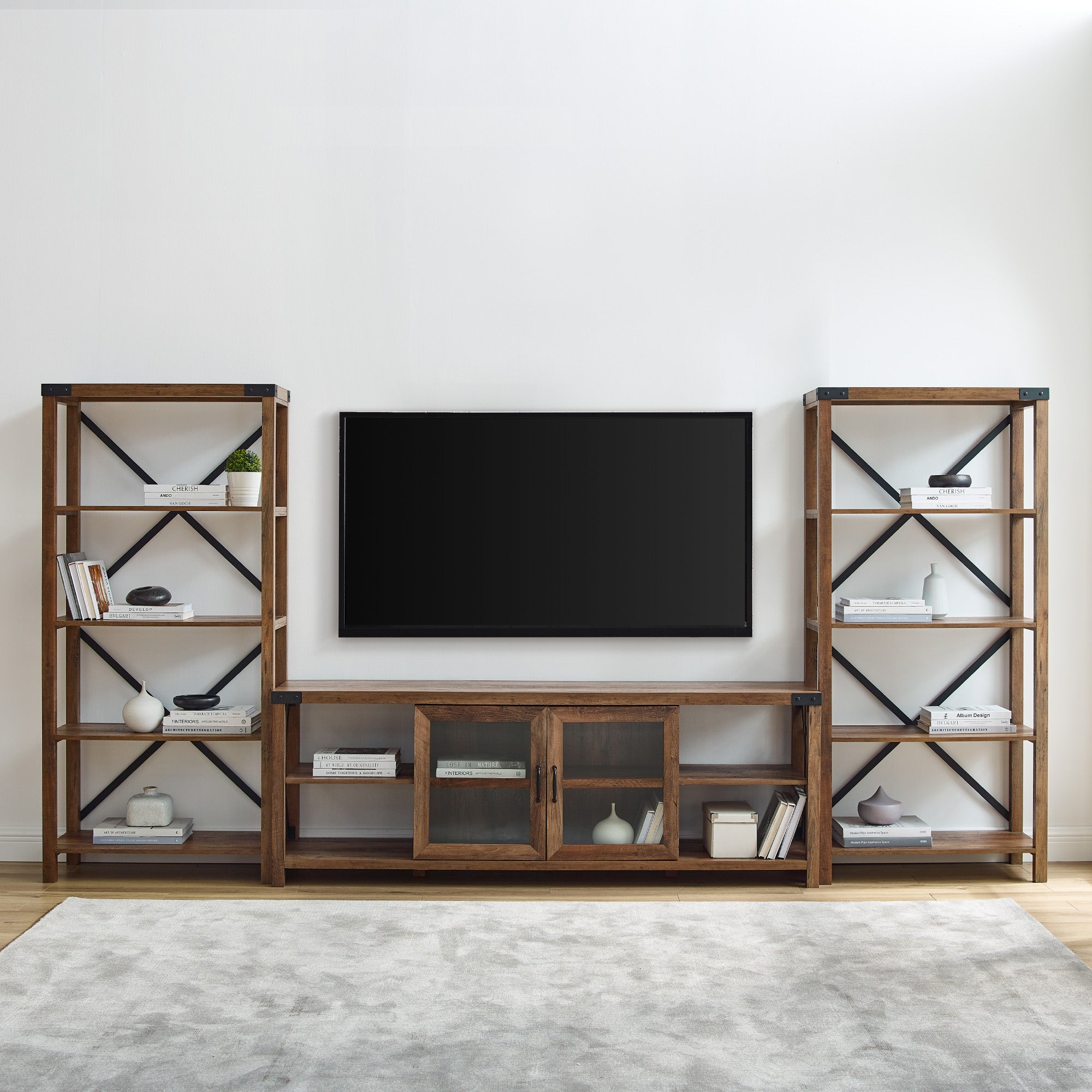 Consola de TV con puerta de vidrio de 70" y pared con acento de metal en forma de X