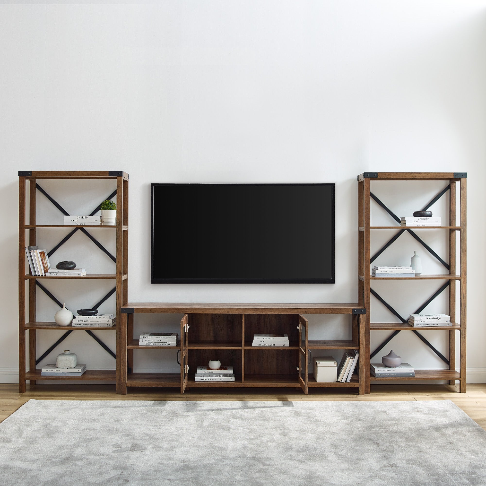 Consola de TV con puerta de vidrio de 70" y pared con acento de metal en forma de X