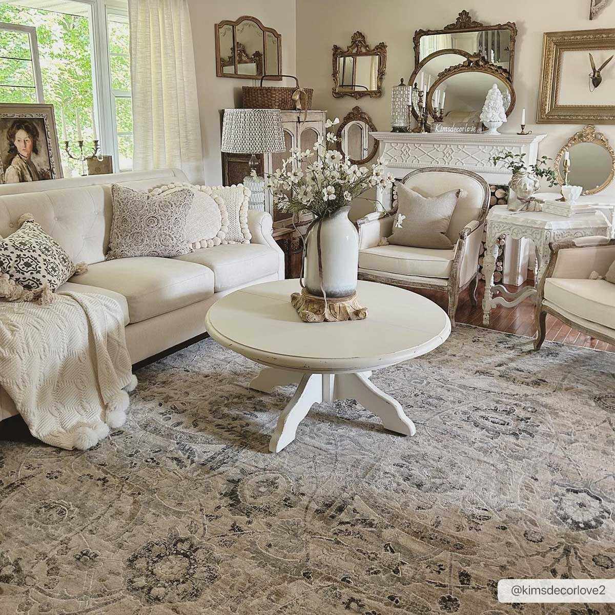 Alfombra beige estilo georgiano