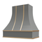 Campana extractora gris con frente curvo y flejes de latón: anchos disponibles de 30", 36", 42", 48", 54" y 60"