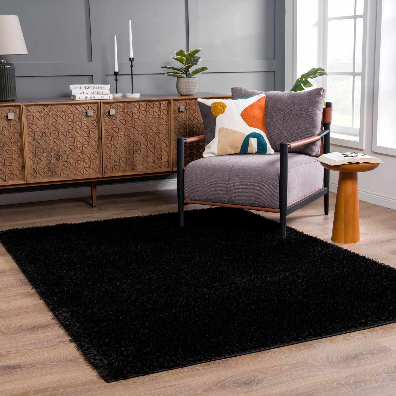 Alfombra peluda Faina de color negro liso lavable