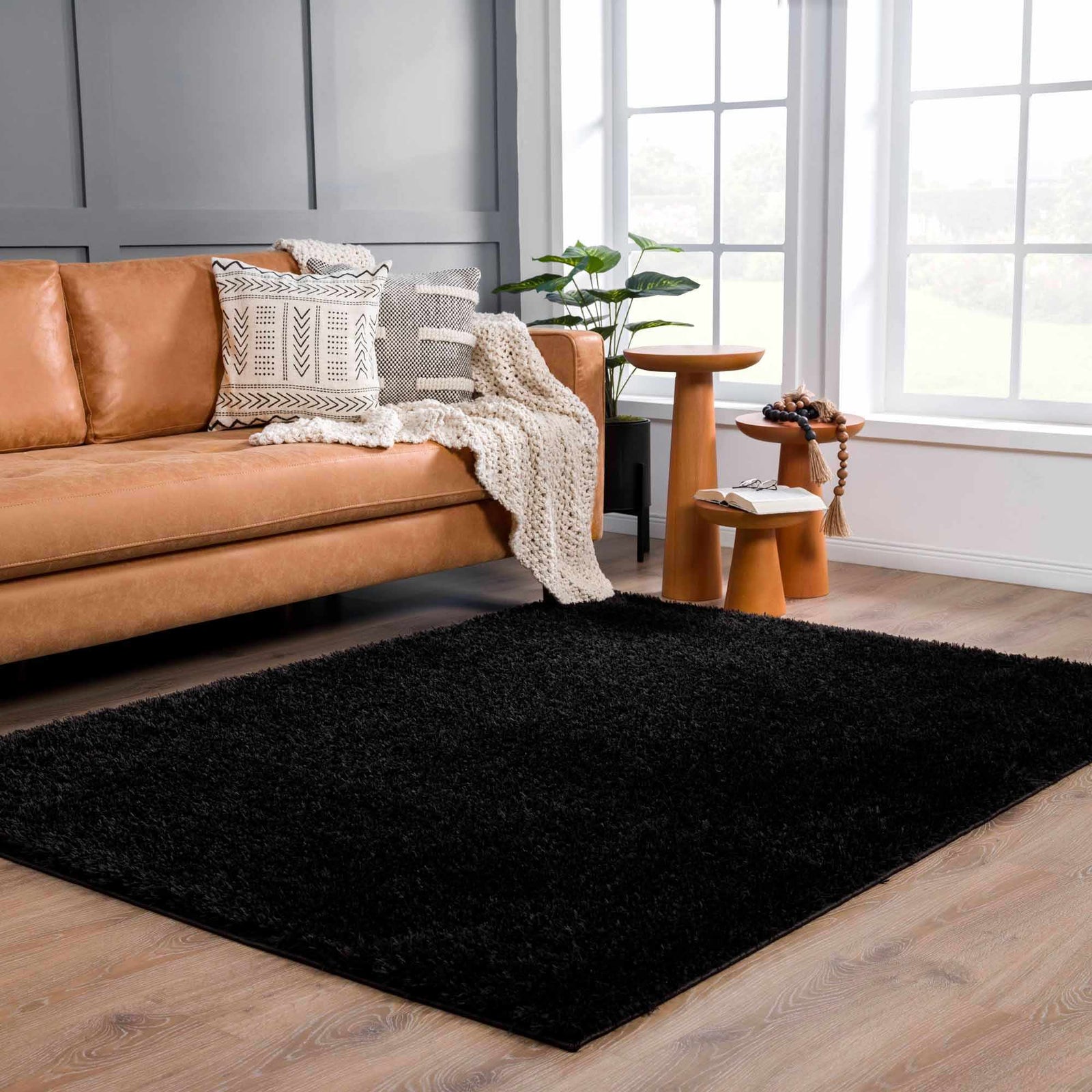 Alfombra peluda Faina de color negro liso lavable