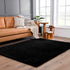 Alfombra peluda Faina de color negro liso lavable