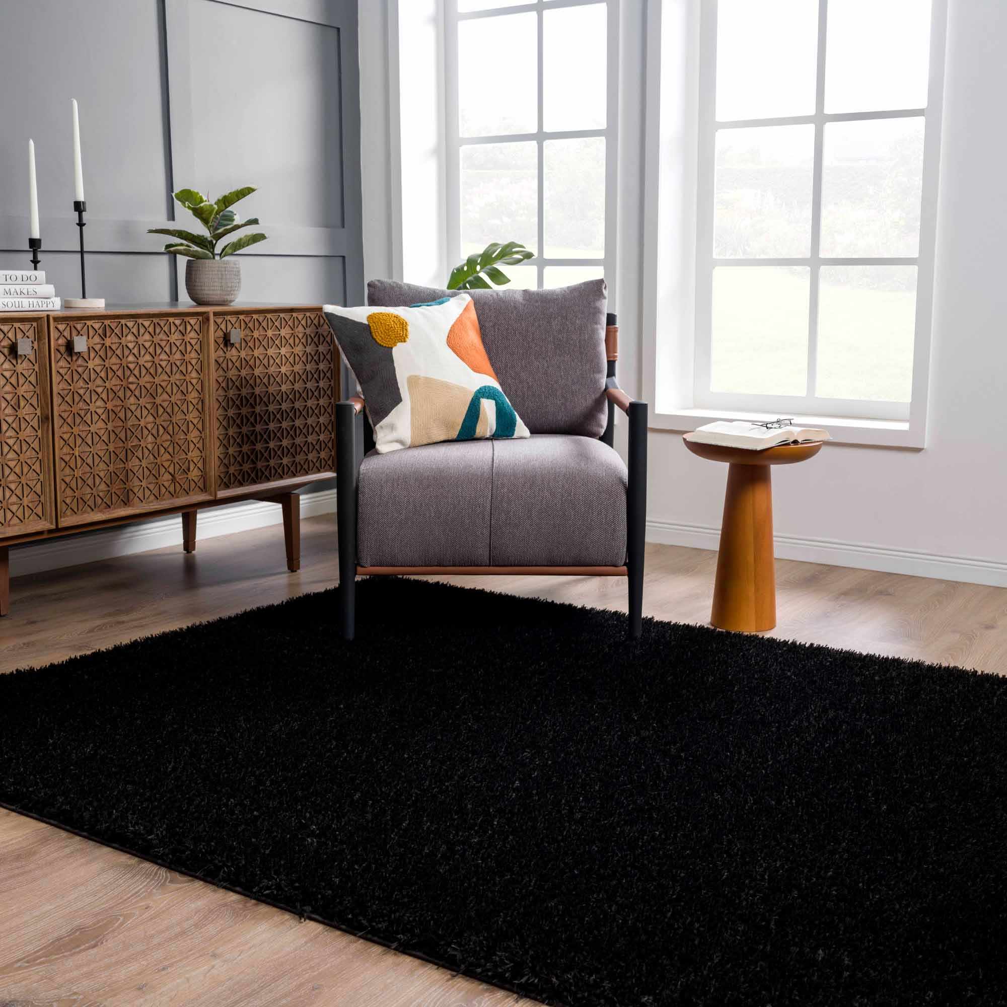 Alfombra peluda Faina de color negro liso lavable