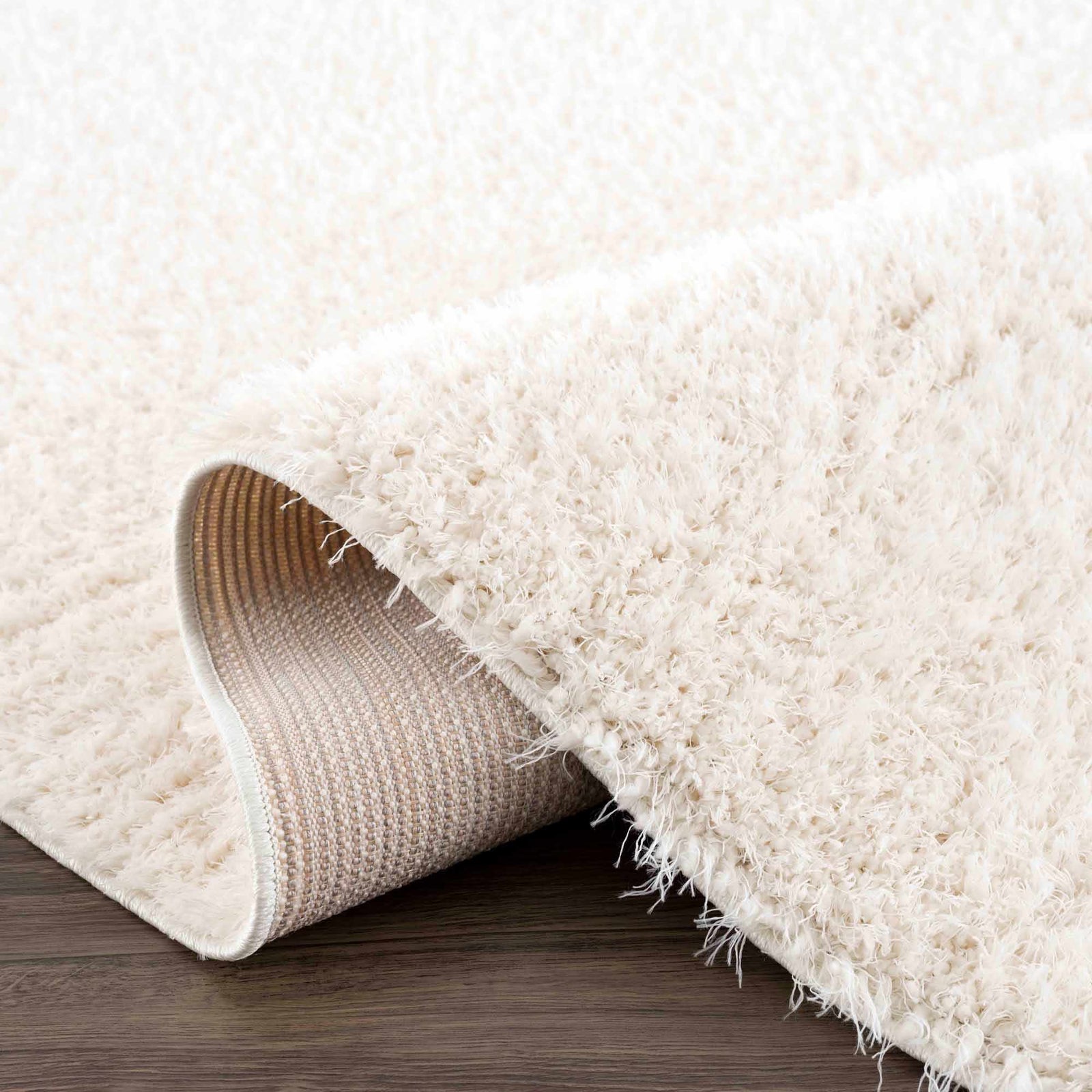 Alfombra peluda Faina de color crema sólido lavable