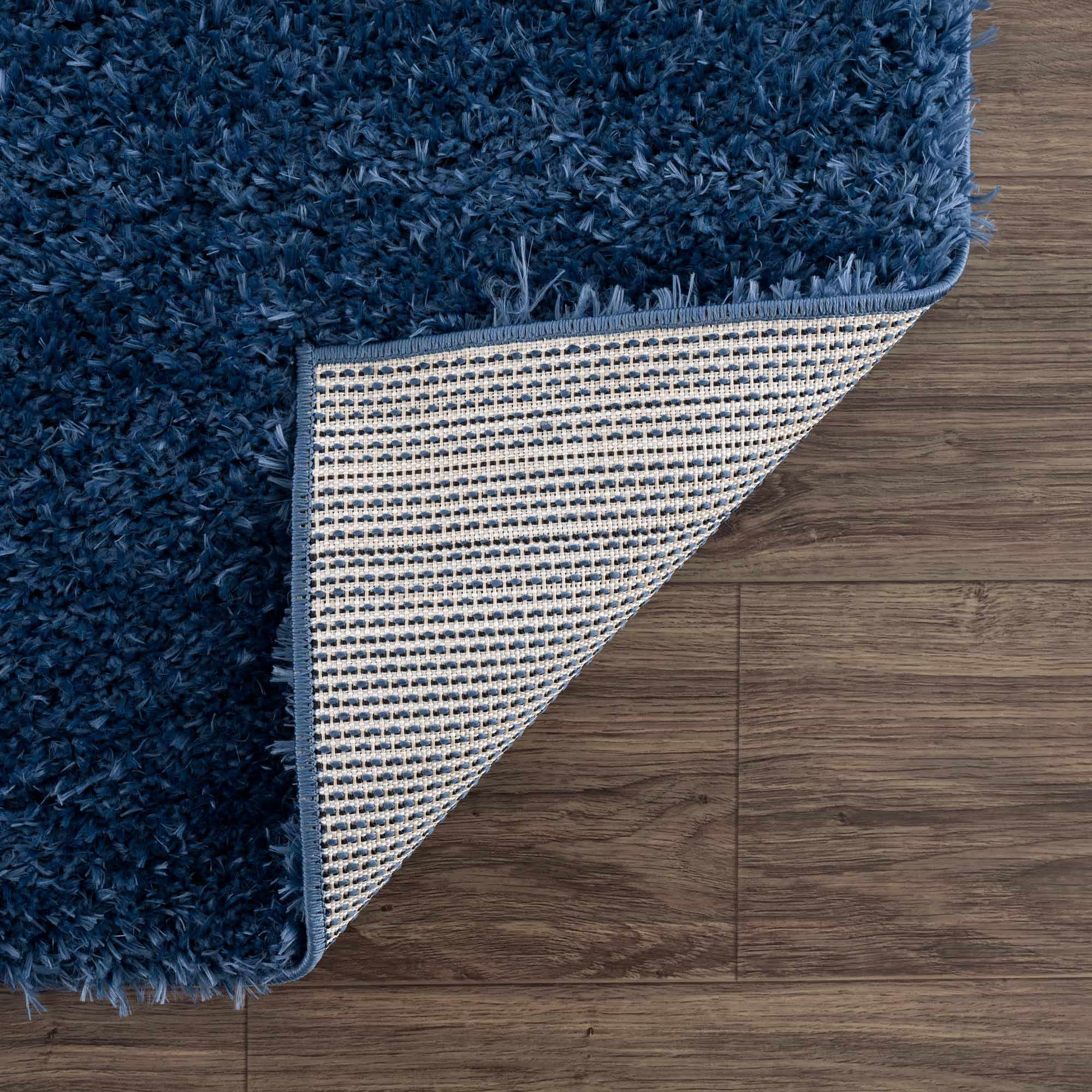 Alfombra peluda Faina de color azul oscuro liso lavable