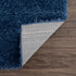 Alfombra peluda Faina de color azul oscuro liso lavable