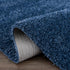 Alfombra peluda Faina de color azul oscuro liso lavable