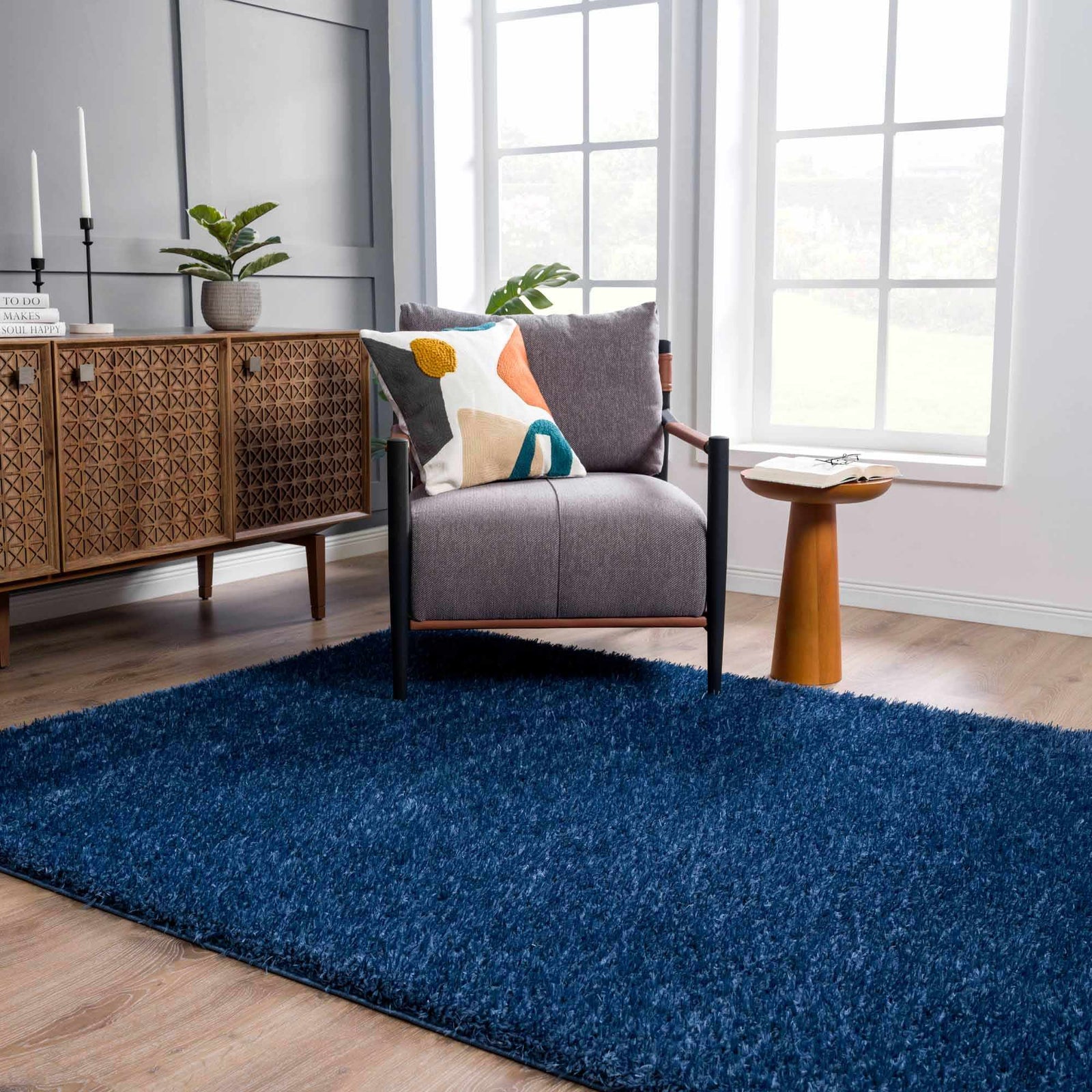 Alfombra peluda Faina de color azul oscuro liso lavable