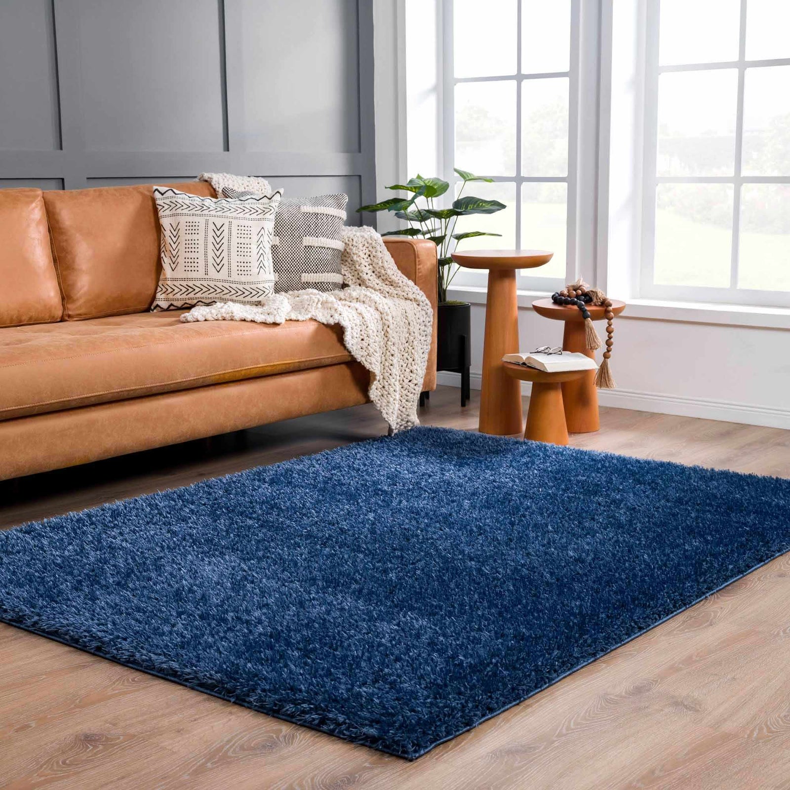 Alfombra peluda Faina de color azul oscuro liso lavable