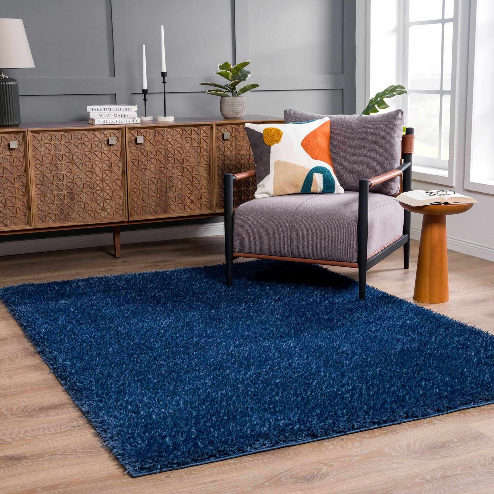 Alfombra peluda Faina de color azul oscuro liso lavable