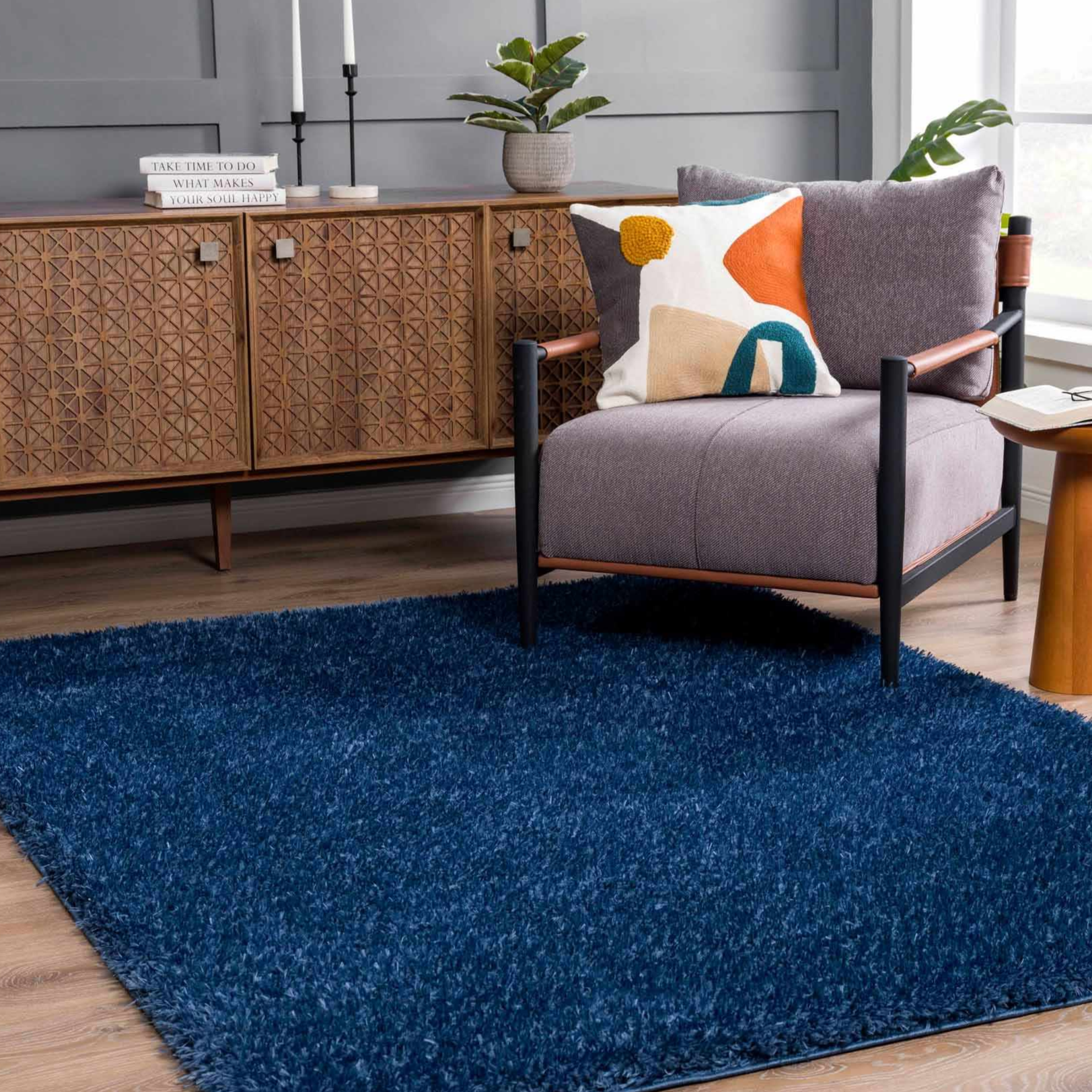 Alfombra peluda Faina de color azul oscuro liso lavable