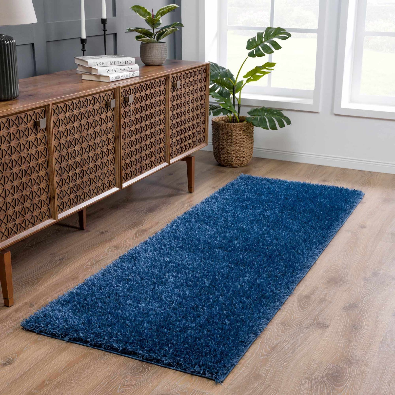 Alfombra peluda Faina de color azul oscuro liso lavable