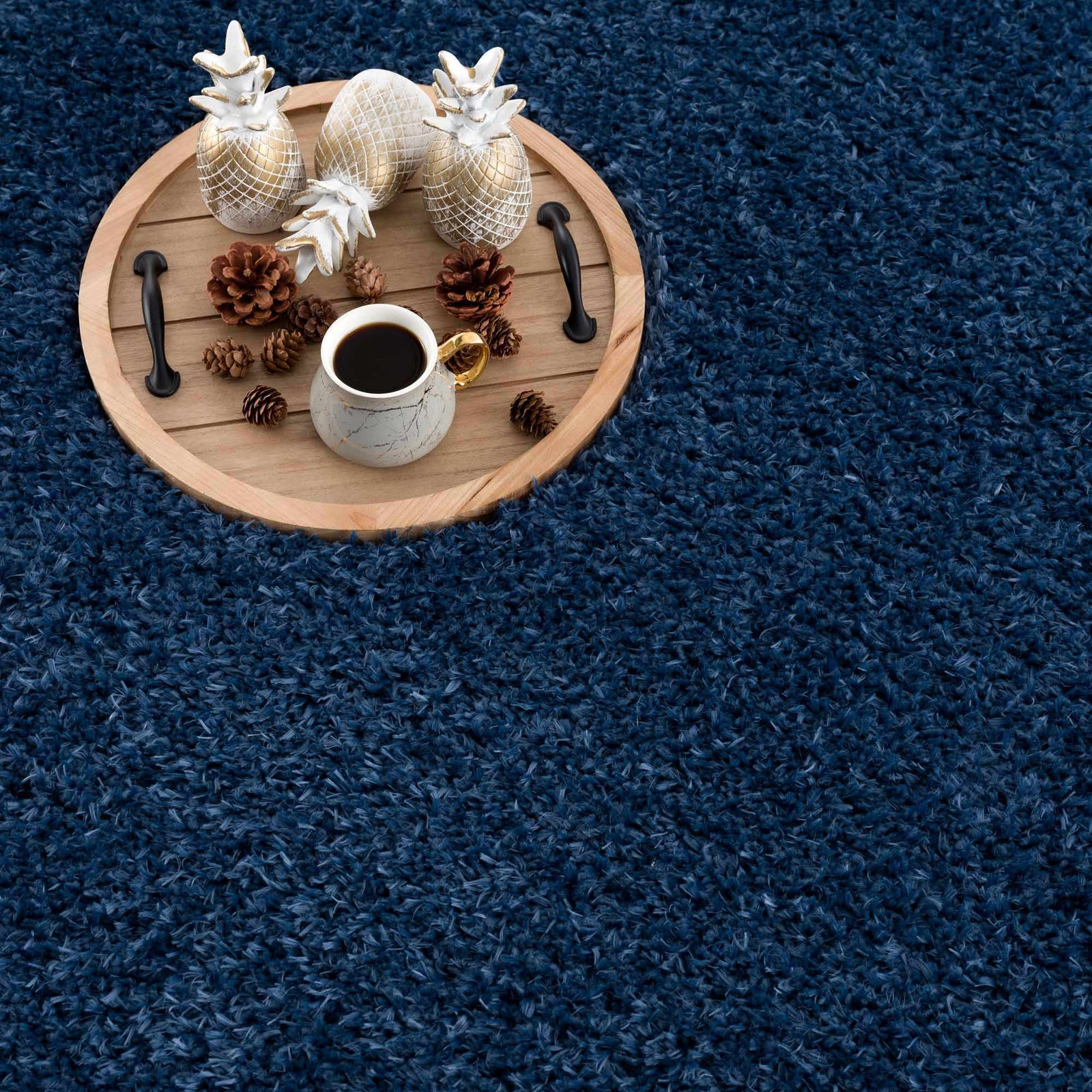 Alfombra peluda Faina de color azul oscuro liso lavable