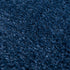 Alfombra peluda Faina de color azul oscuro liso lavable