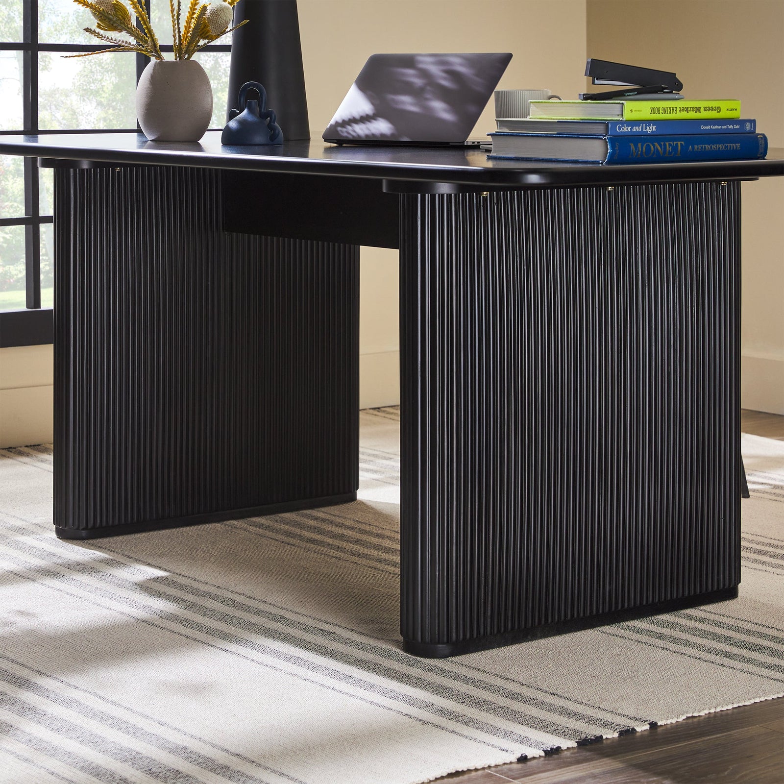 Mesa de comedor y escritorio escandinavos de Reema Heath