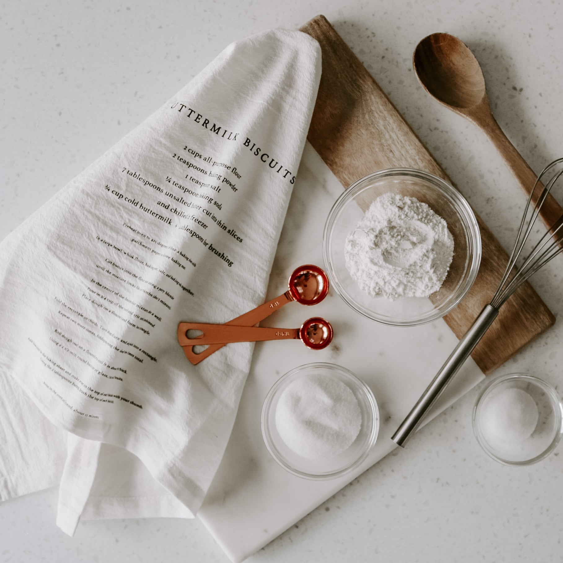 Paño de cocina con galletas de suero de leche