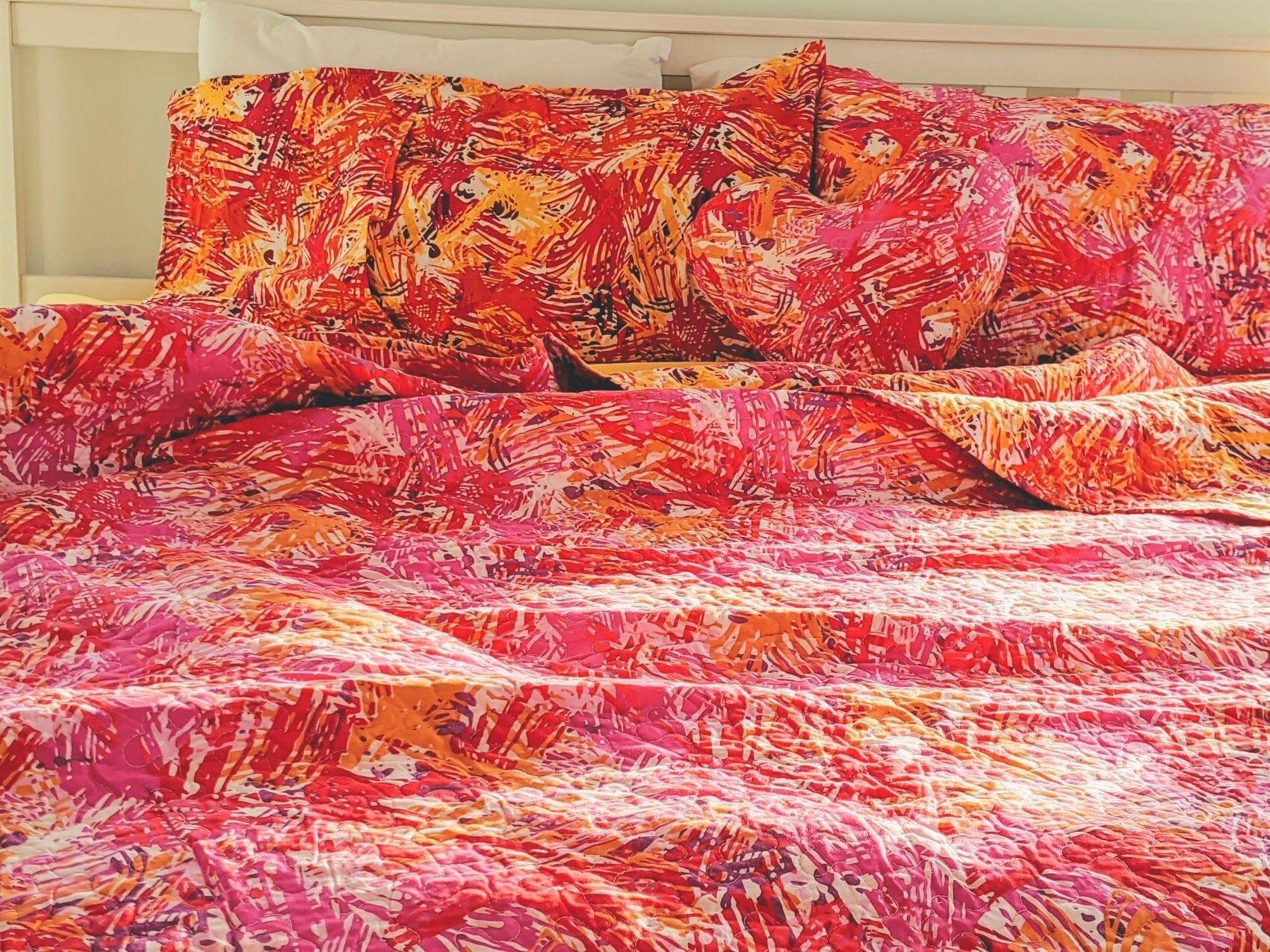 DaDa Bedding Lovely Pop of Colors Lightweight Reversible Quilted Bedspread Set (KBJ1625)