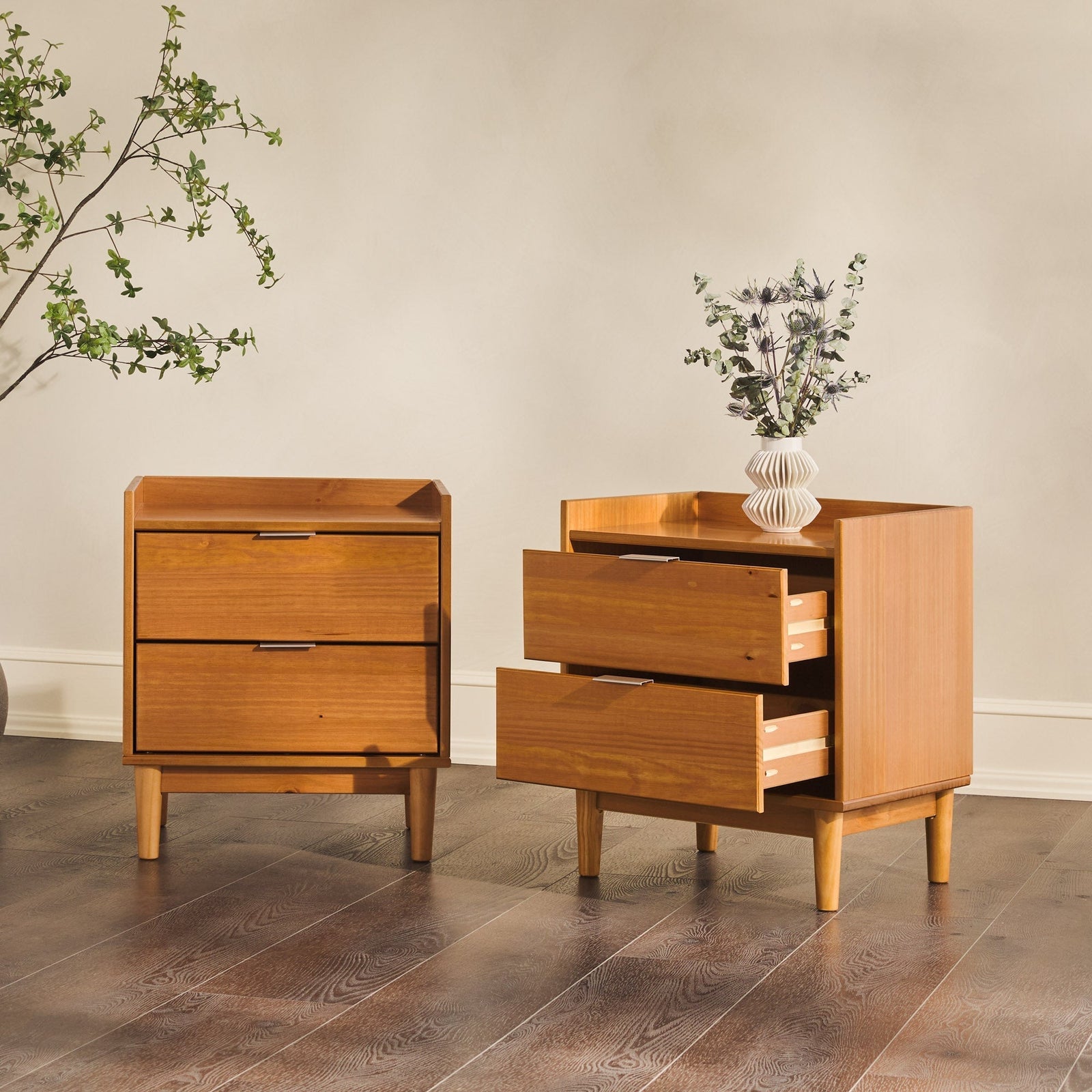 Mesita de noche moderna de madera de mediados de siglo de Lee