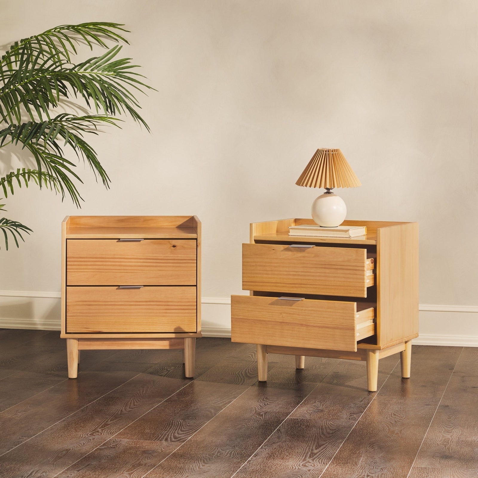Mesita de noche moderna de madera de mediados de siglo de Lee