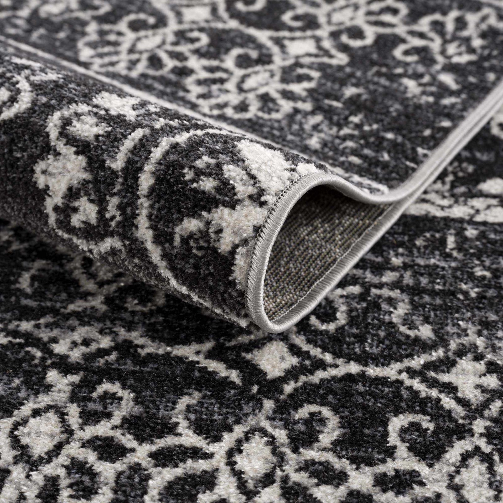 Alfombra lavable con diseño floral en blanco y negro de Kahraman