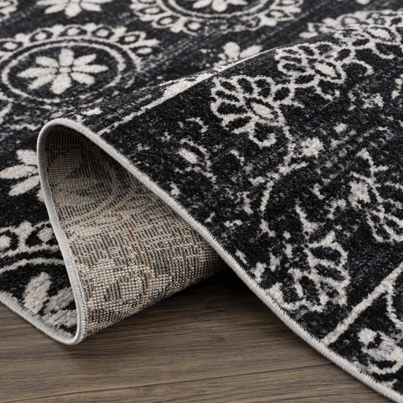 Alfombra lavable con diseño floral en blanco y negro de Kahraman