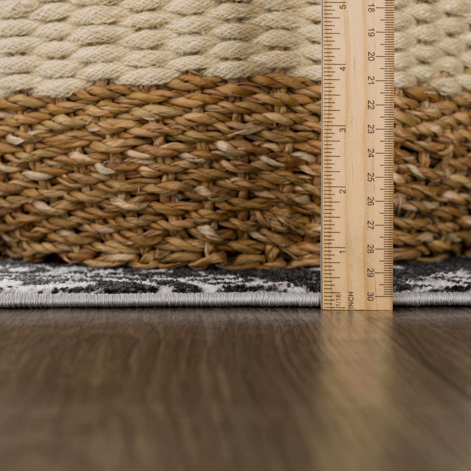 Alfombra lavable con diseño floral en blanco y negro de Kahraman