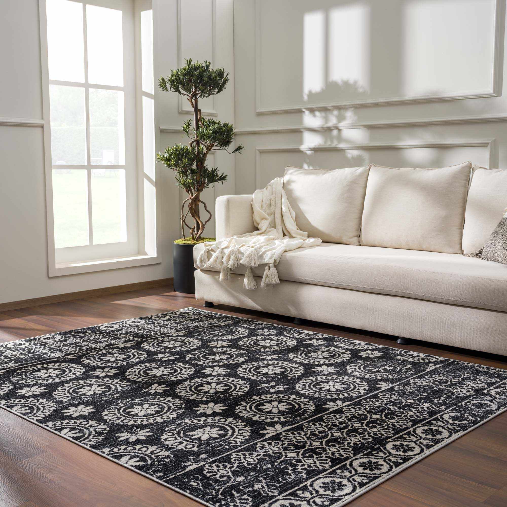 Alfombra lavable con diseño floral en blanco y negro de Kahraman