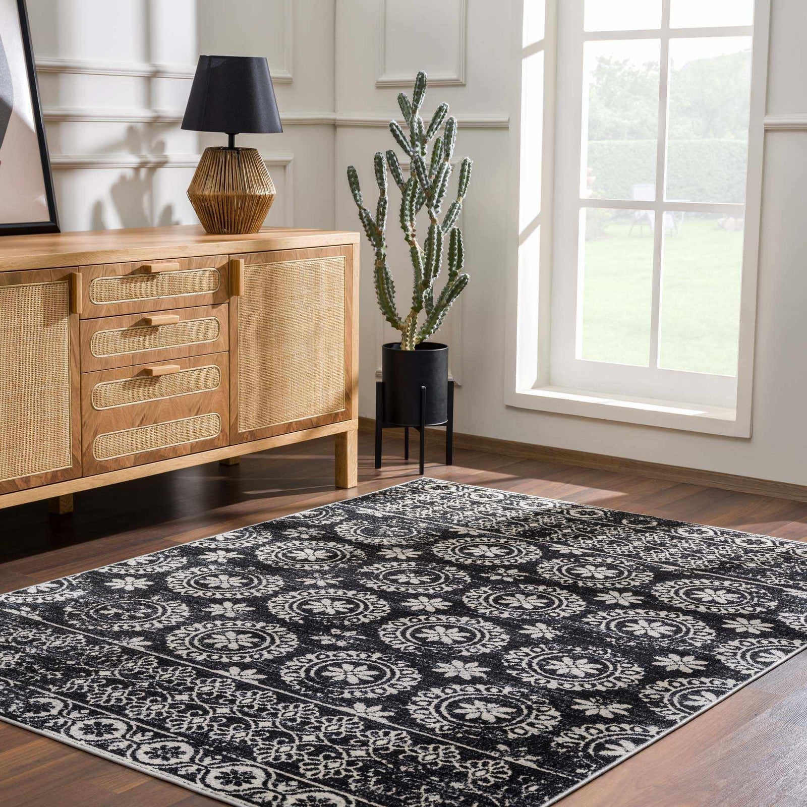 Alfombra lavable con diseño floral en blanco y negro de Kahraman