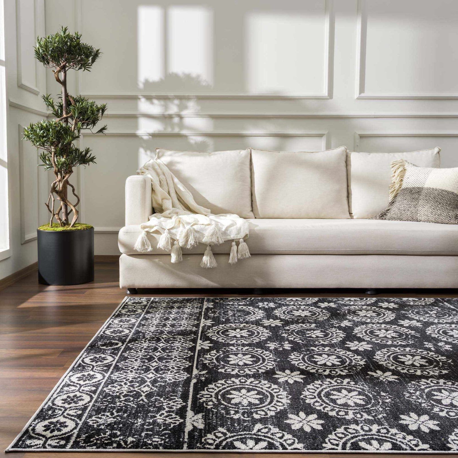 Alfombra lavable con diseño floral en blanco y negro de Kahraman