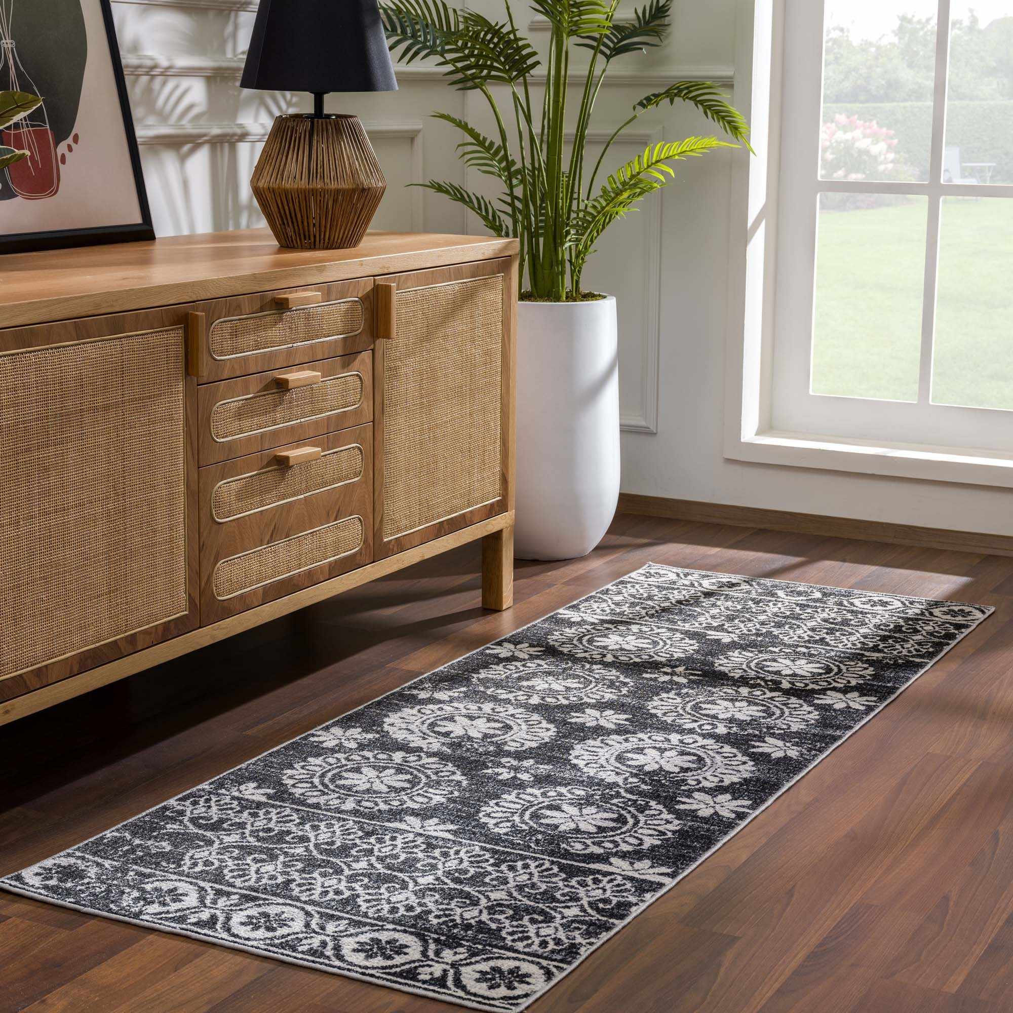 Alfombra lavable con diseño floral en blanco y negro de Kahraman