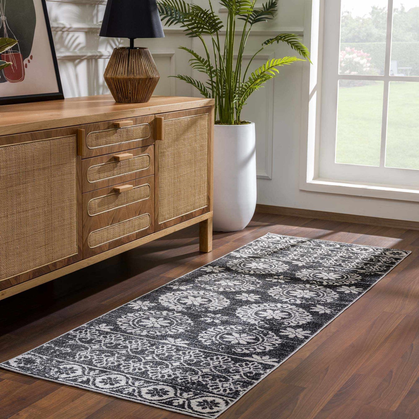 Alfombra lavable con diseño floral en blanco y negro de Kahraman