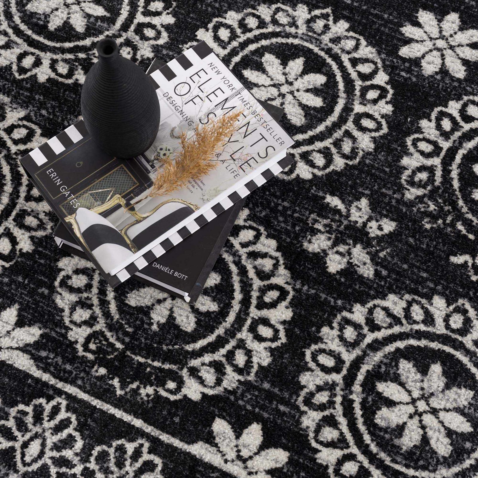 Alfombra lavable con diseño floral en blanco y negro de Kahraman