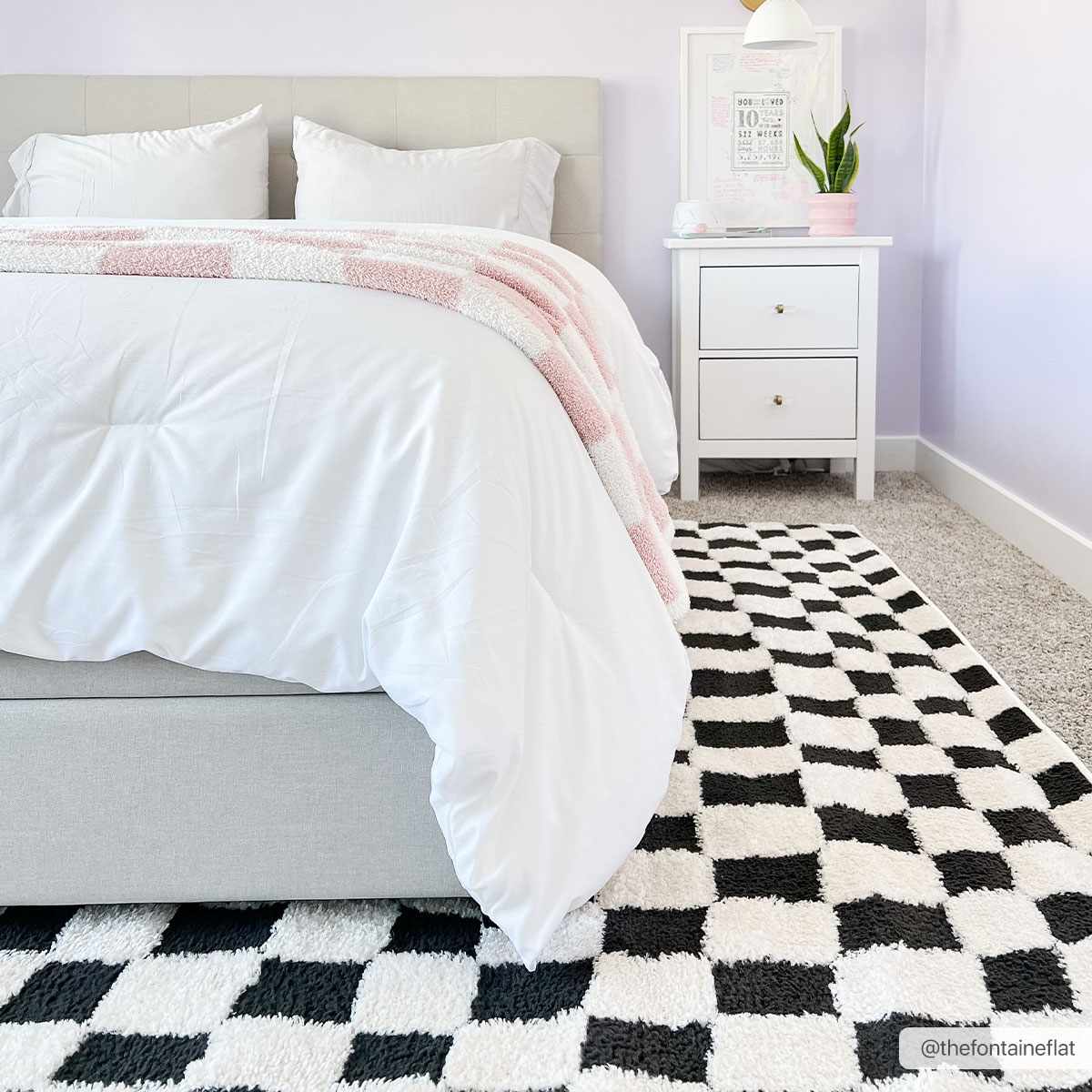 Alfombra de cuadros blancos y negros de Lajos