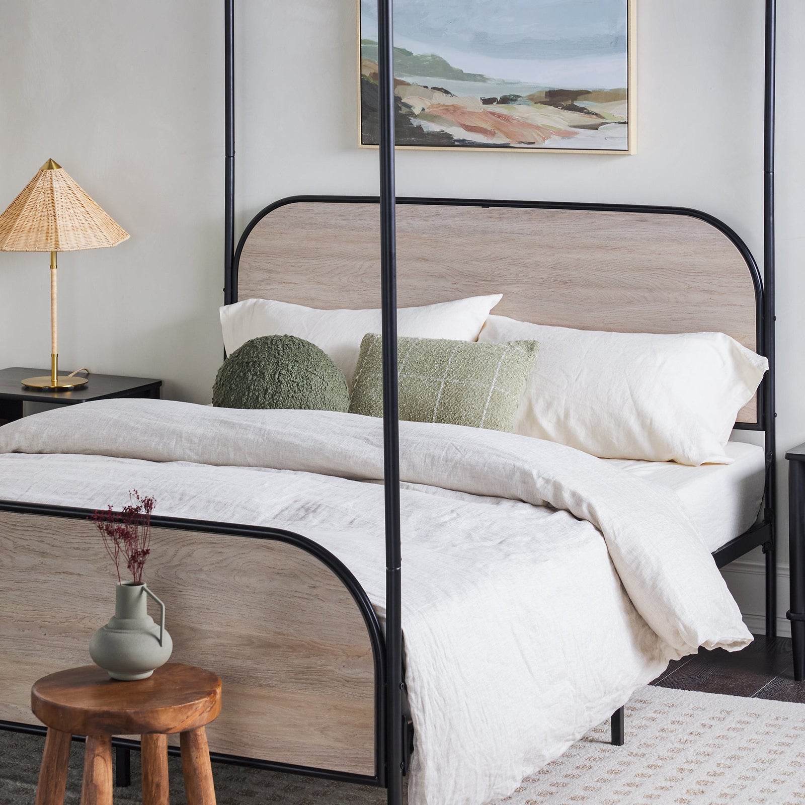 Cama Queen con dosel de madera y metal estilo moderno Metro
