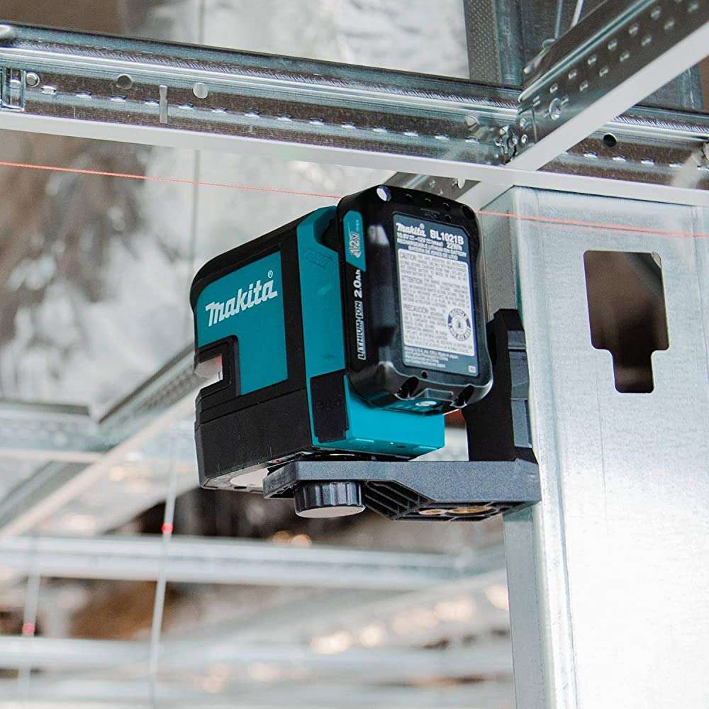 Kit de láser rojo en cruz con nivelación automática y batería de iones de litio Makita SK105DNAX de 12 V máx. CXT (2,0 Ah)