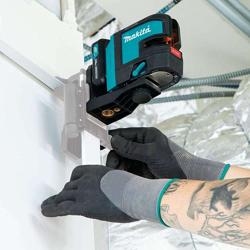 Kit de láser rojo en cruz con nivelación automática y batería de iones de litio Makita SK105DNAX de 12 V máx. CXT (2,0 Ah)