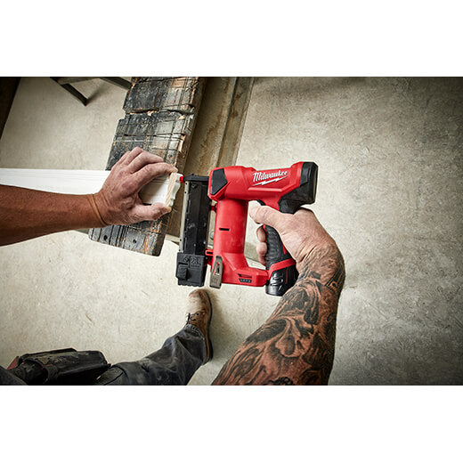Clavadora de clavos Milwaukee 2540-20 M12™ calibre 23