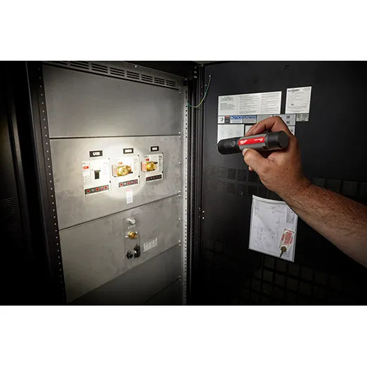 Linterna compacta recargable por USB Milwaukee 2160-21 de 800 l