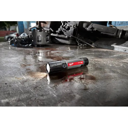 Linterna compacta recargable por USB Milwaukee 2160-21 de 800 l