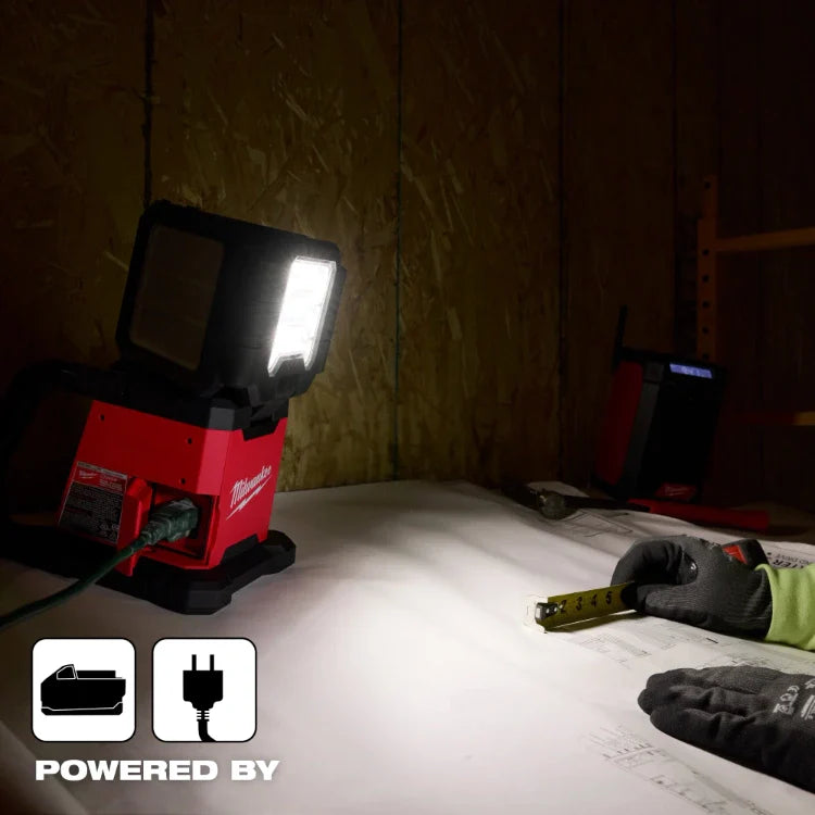 Milwaukee 2368-20 M18 Rover - Foco de área y reflector de triple panel de doble potencia