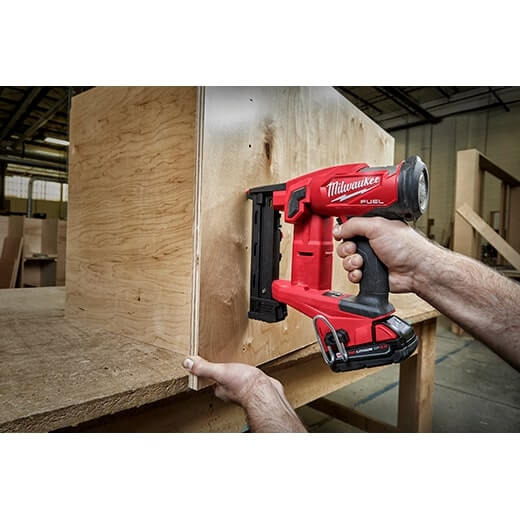 Grapadora Milwaukee 2749-20 M18 FUEL™ calibre 18 de corona estrecha de 1/4